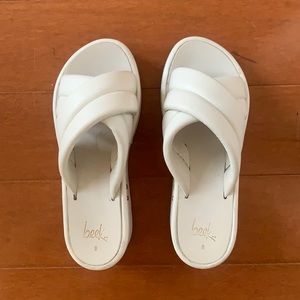 Beek size 8 platform white sandals